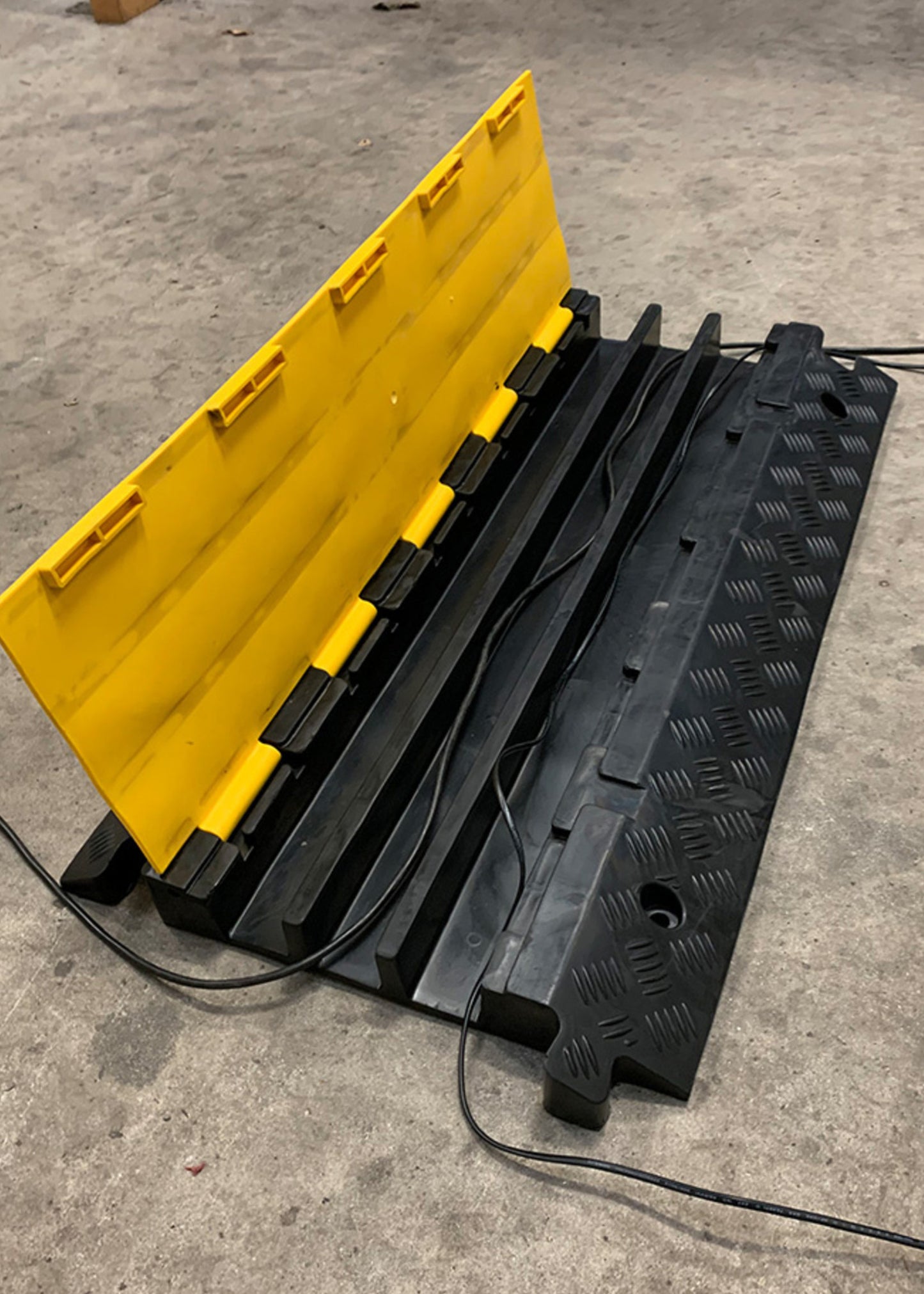 Kabelbrücke Gummi 90 cm – 3 Kanäle, Schwerlast