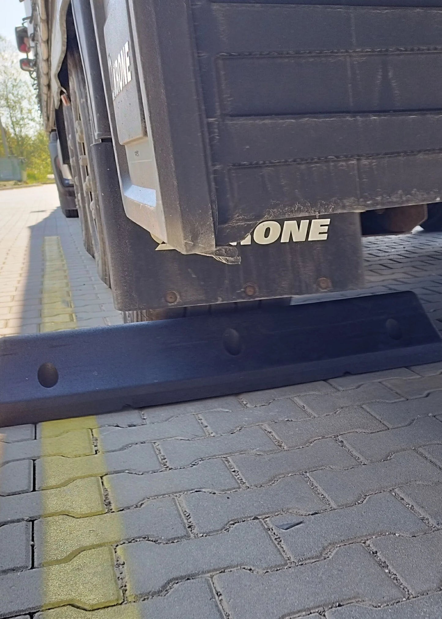 LKW-Radstopp – Robuste Parkplatzbegrenzung mit Reflexstreifen