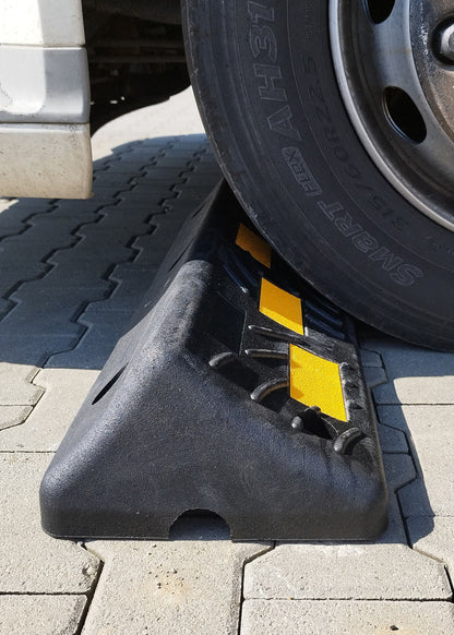 LKW-Radstopp – Robuste Parkplatzbegrenzung mit Reflexstreifen