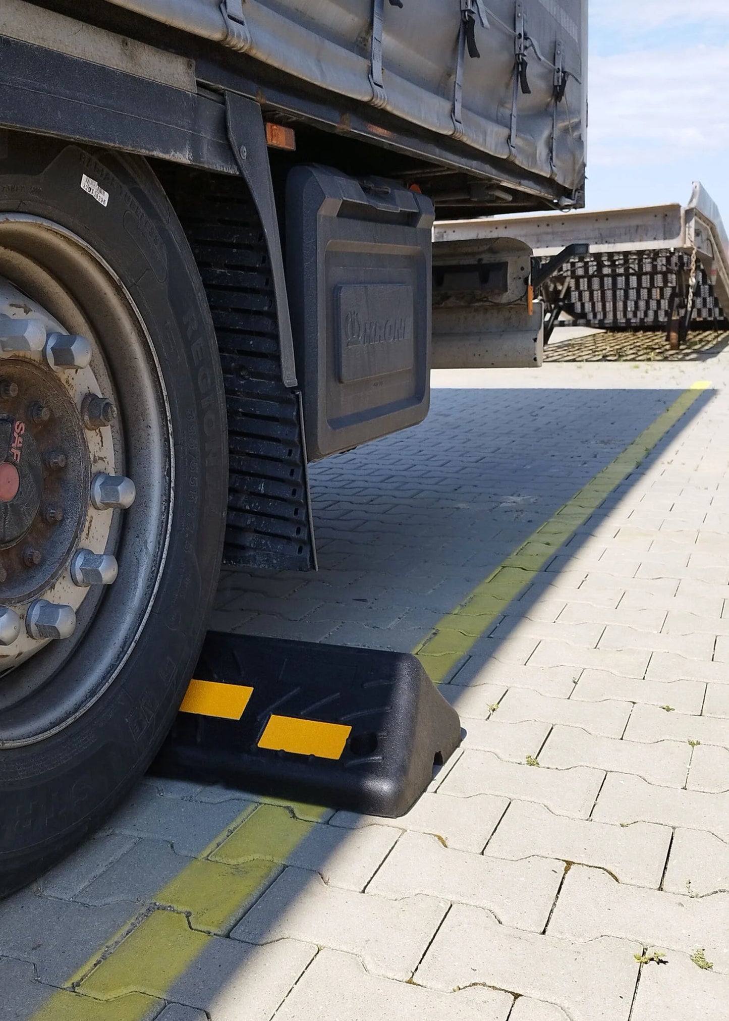 LKW-Radstopp – Robuste Parkplatzbegrenzung mit Reflexstreifen