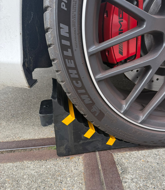 Gummi Unterlegkeil für Lkw & große Fahrzeuge mit Reflektorstreifen