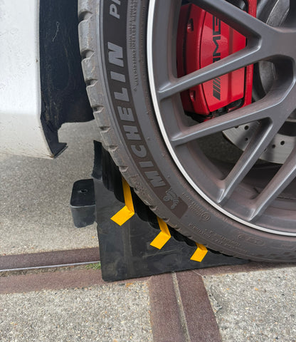 Gummi Unterlegkeil für Lkw & große Fahrzeuge mit Reflektorstreifen