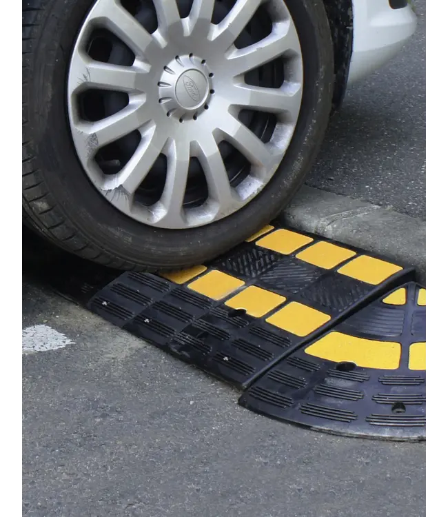 Gummi Auffahrrampe 20 cm – belastbar bis 40 Tonnen