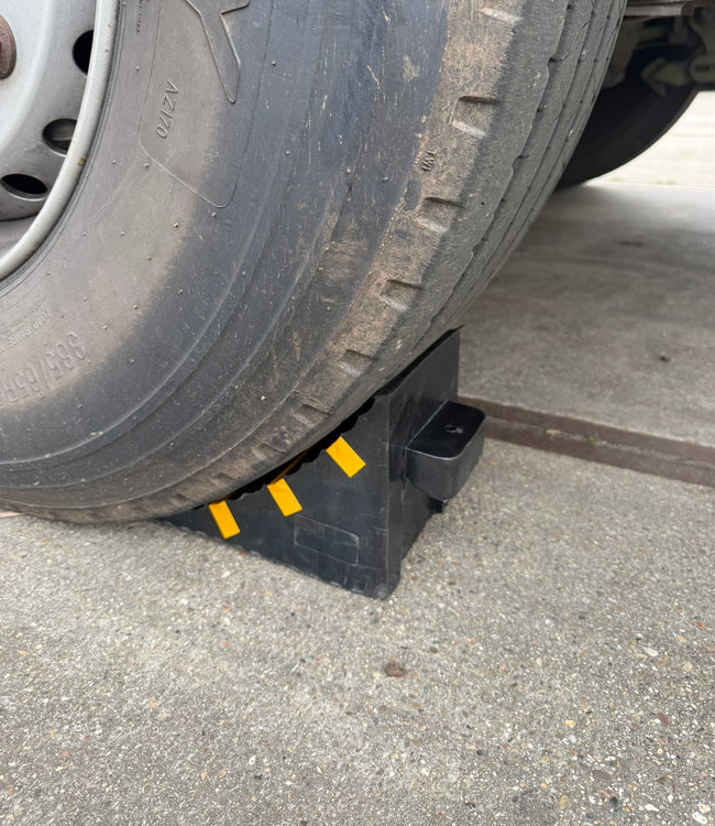 Gummi Unterlegkeil für Lkw & große Fahrzeuge mit Reflektorstreifen