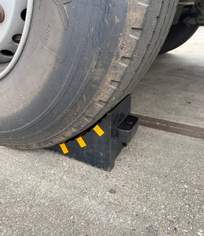 Gummi Unterlegkeil für Lkw & große Fahrzeuge mit Reflektorstreifen