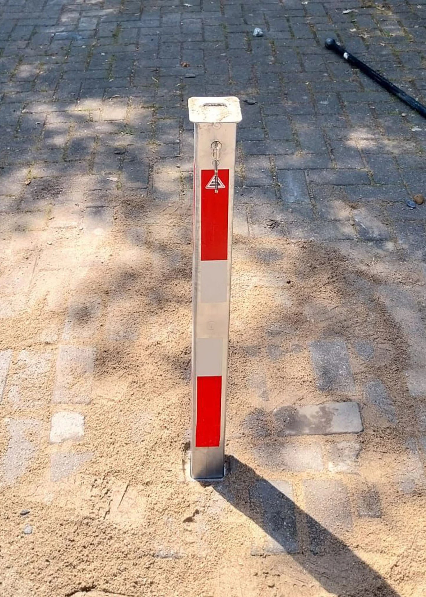 Versenkbarer Absperrpfosten 90 cm – Zylinderschloss & Bodenhülse