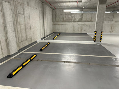 Anfahrschwelle 176 cm – Gummischwelle mit Reflektoren