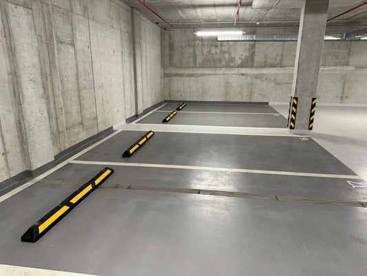 Anfahrschwelle 176 cm – Gummischwelle mit Reflektoren