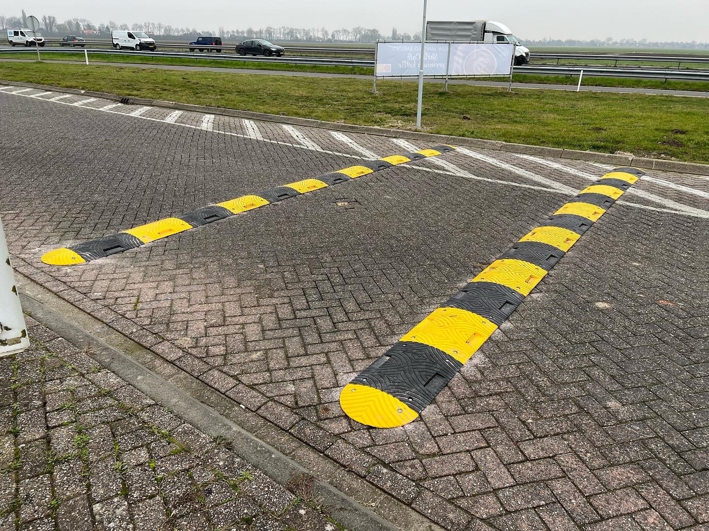 Bremsschwelle 5 cm – Komplettset für Tempo 15–20 km/h